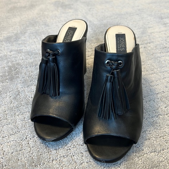 Jones New York Shoes - Black Leather Open Toe Pump With Tassel